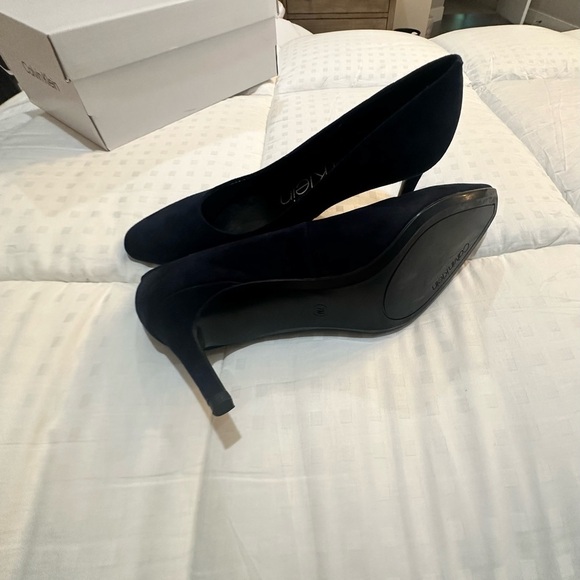 Calvin Klein Callia Navy Suede High Heeled Shoes Size 7M NIB - Picture 6 of 6